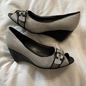 Tender Tootsies Wedge Style shoes